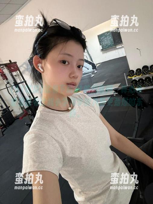 试着下载51吃瓜官网，真心希望里面有比我小学同学的八卦更劲爆的东西。