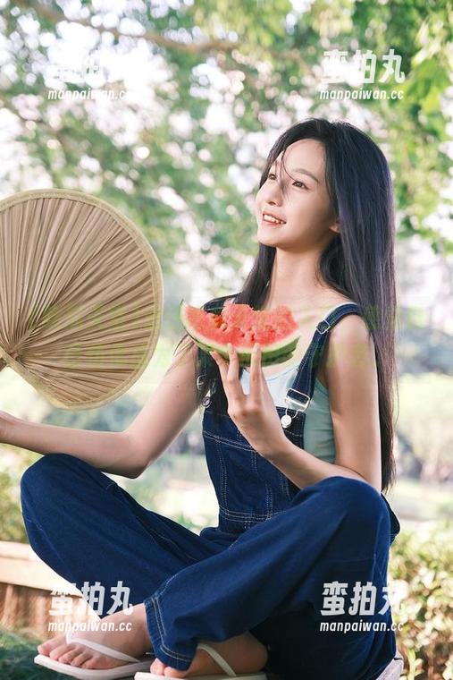 吃瓜天堂 走进吃瓜天堂的入口,感觉自己仿佛成为了某个瓜田的守护者。