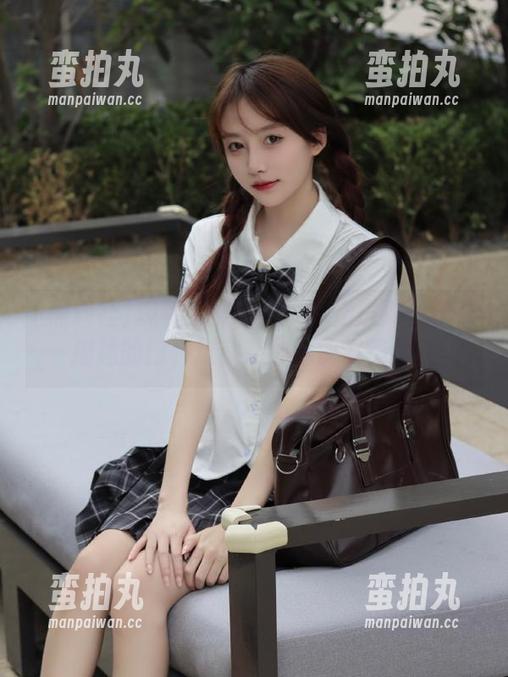 黑料社 观看:黑料社带你走进那个不可描述的门,瓜就在你面前晃啊晃!